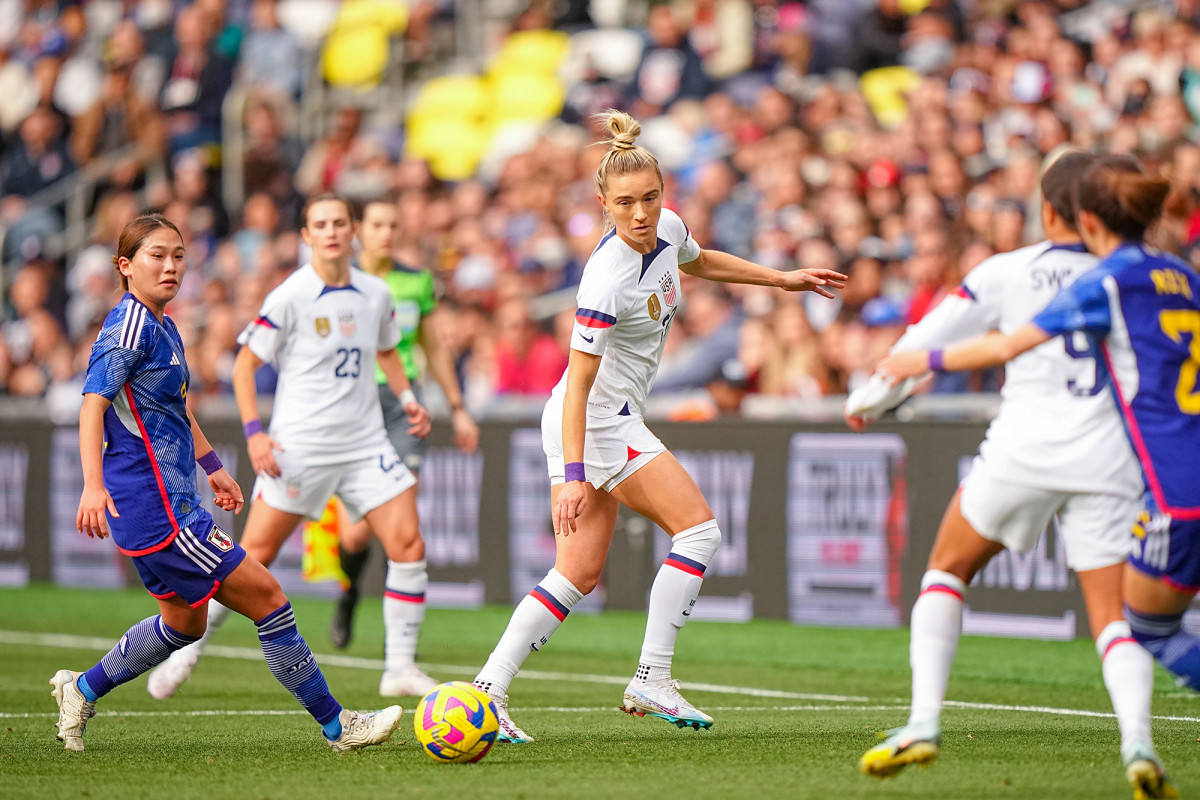 U.S. midfielder Kristie Mewis in action, handles the ball vs Japan during the SheBelieves Cup.